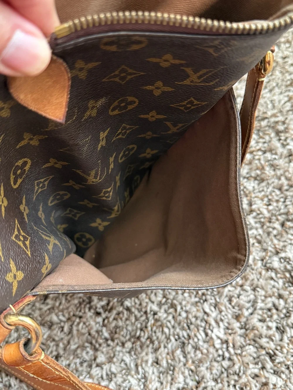 Authentic Louis Vuitton Totally MM in Monogram Canvas